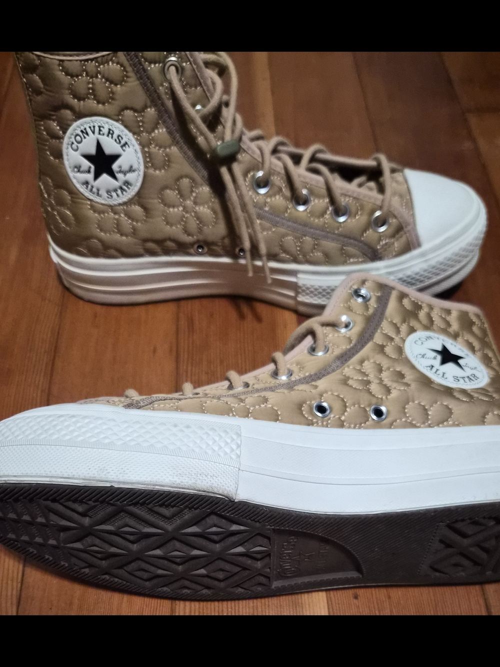 Chuck Taylor All Star Lift Platform Quilted. Womens Size 10